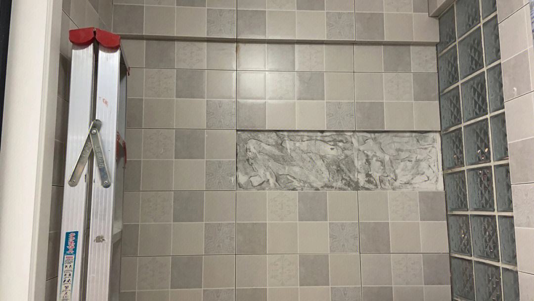 阳台墙面瓷砖掉了咋办(阳台墙面瓷砖掉了咋办视频)