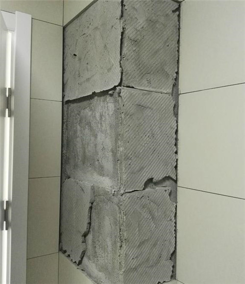 墙砖掉了怎么修(墙砖掉了怎么补救方法视频)