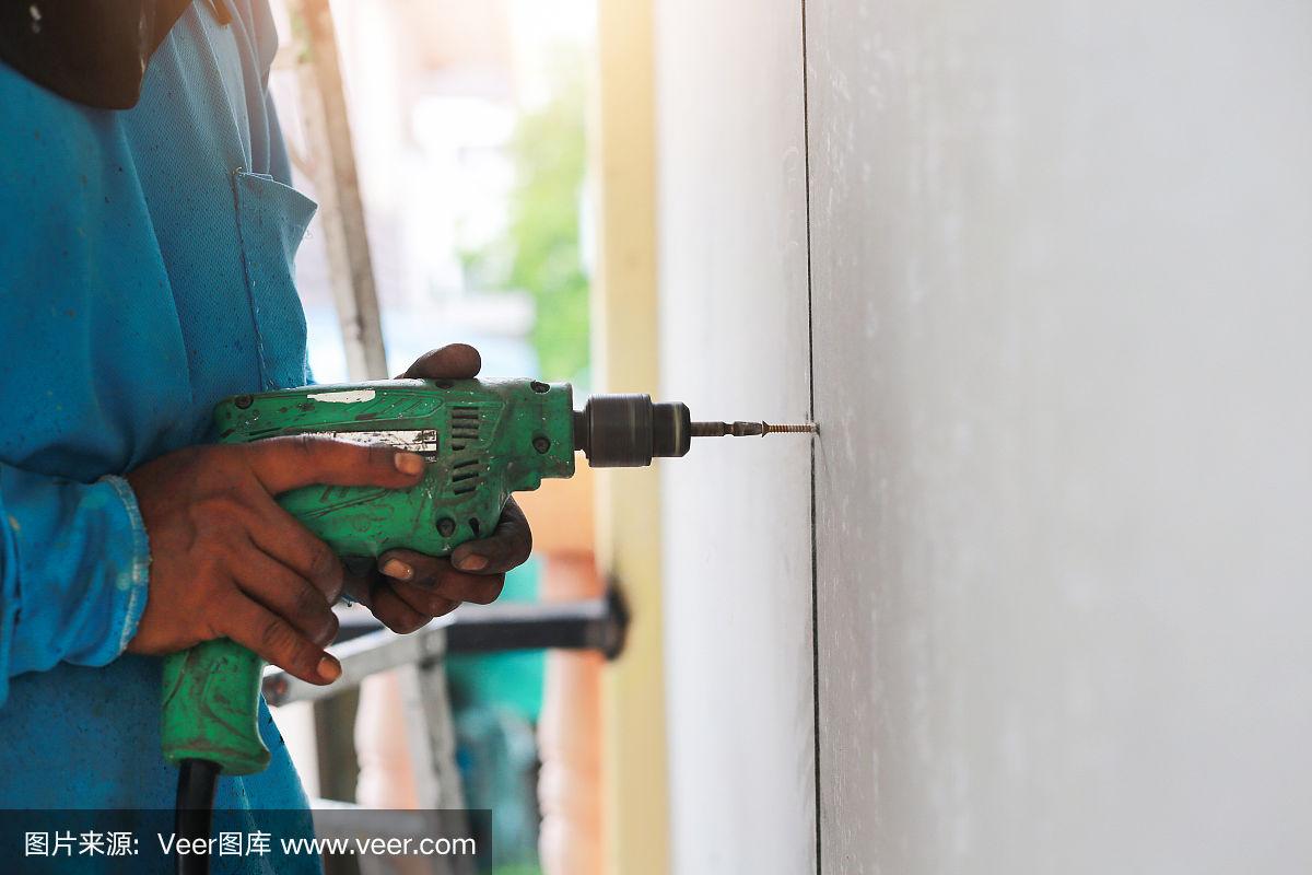 瓷砖墙打孔后怎么修复视频(墙面瓷砖打孔怎么才不会开裂)