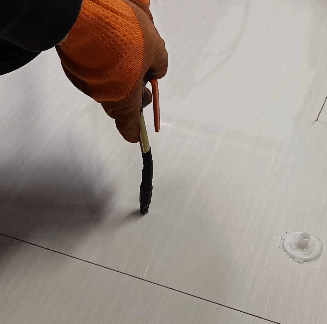 瓷砖脱落最简单修补方法有哪些呢(瓷砖脱落最简单修补方法有哪些呢视频)