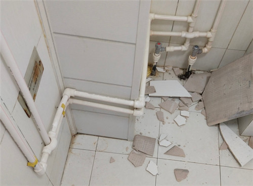 墙面瓷砖脱落最简单修补(家中墙上瓷砖脱落了,怎么修复)