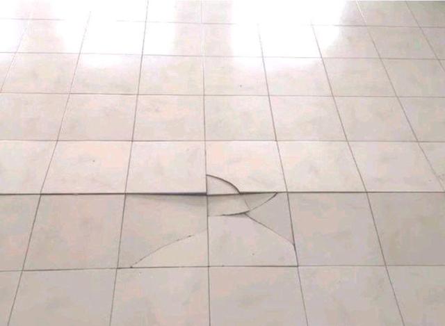 瓷砖地砖空鼓了怎么办视频(瓷砖地砖空鼓了怎么办视频教学)