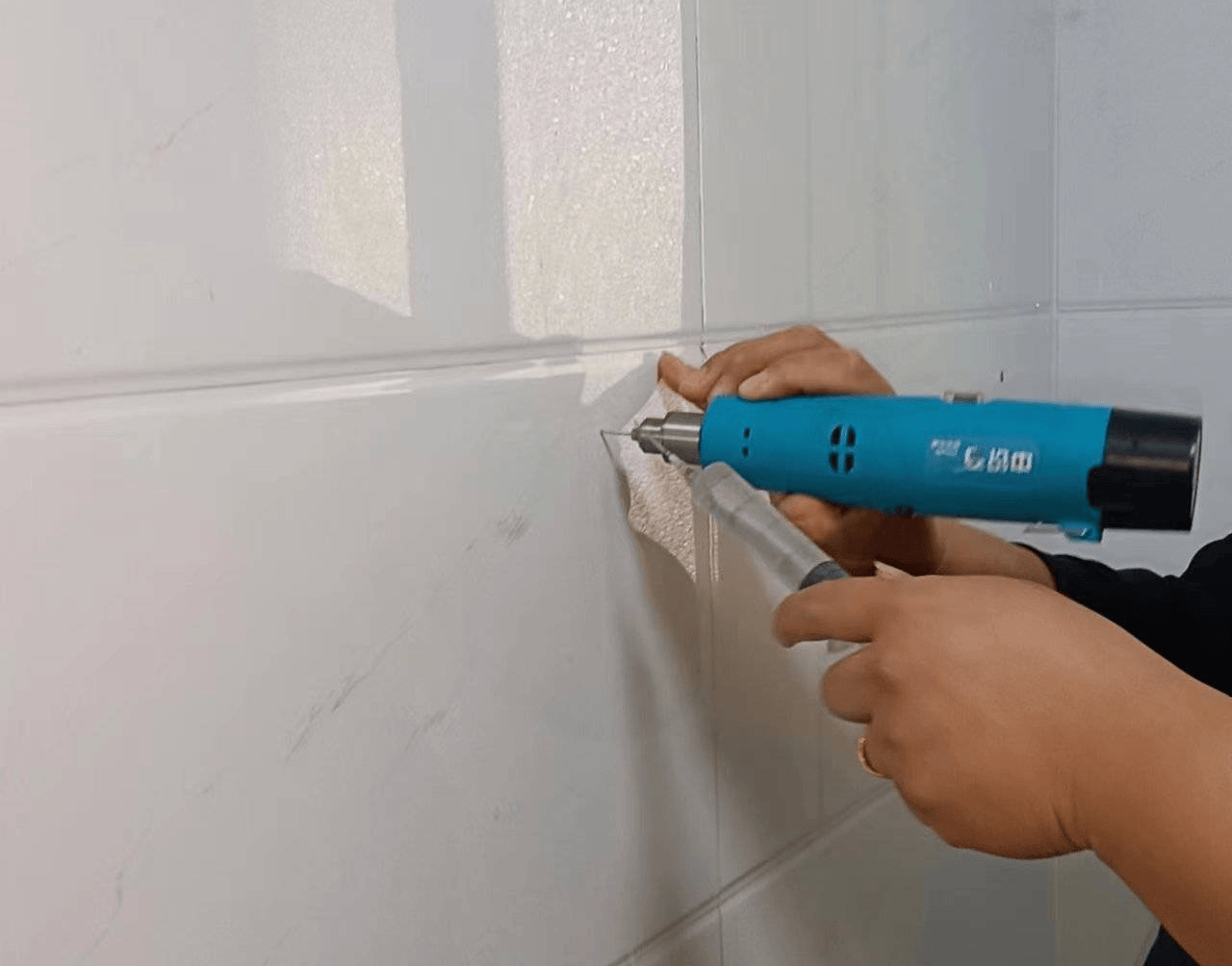 瓷砖空鼓打胶有用吗视频讲解(瓷砖空鼓用空鼓胶能修补好吗?)
