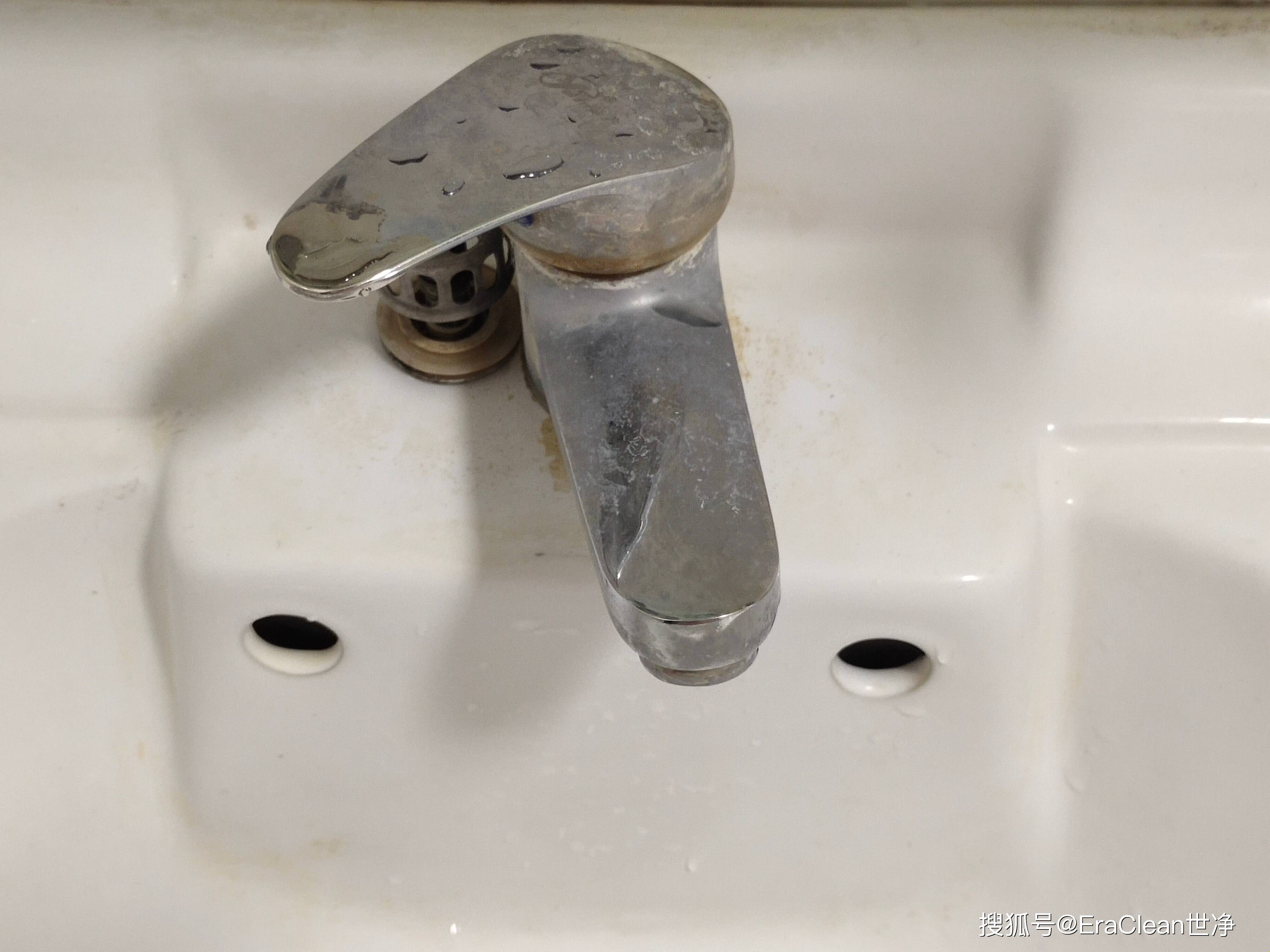 墙砖上打孔流出黄色液体怎么回事(墙砖上打孔流出黄色液体怎么回事啊)