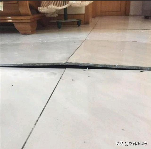 家里的墙砖翘起来了怎么修补好呢(家里的墙砖翘起来了怎么修补好呢图片)